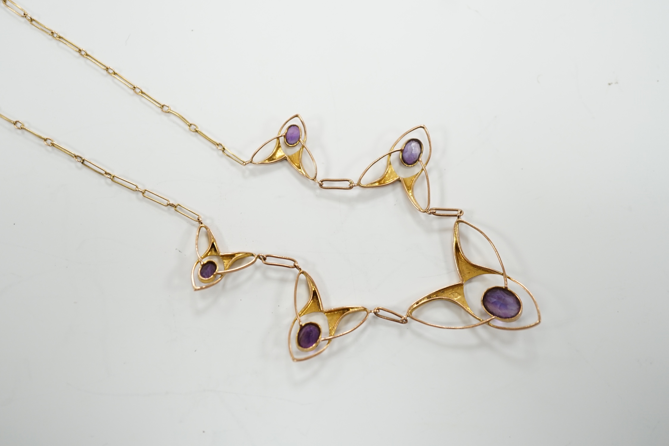 An Edwardian Art Nouveau 9ct and graduated five stone oval cut amethyst set necklace, 44cm, gross weight 6.2 grams.